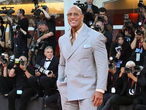 Foto Transformasi Dwayne Johnson Tampil Lebih Kurus di Venice, Bikin Fans Kaget Foto Transformasi Dwayne Johnson Tampil Lebih Kurus di Venice, Bikin Fans Kaget