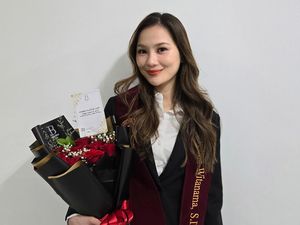 Evelina Tan Lulus S2, Harap Bisa Jadi Pengajar Komunikasi Evelina Tan Lulus S2, Harap Bisa Jadi Pengajar Komunikasi