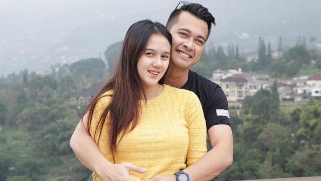 Berita Seputar Selebriti Insertlive Terkini : Masih Serumah, Eza Gionino Ingin Pertahankan Rumah Tangga Usai Digugat Cerai Meiza Aulia