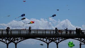 Festival Layang-Layang St Anne Warnai Langit Inggris