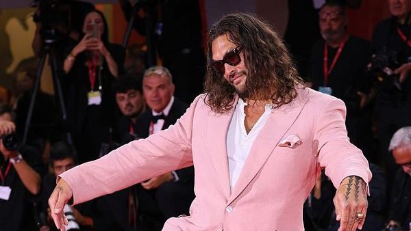 Foto: Gaya Jason Momoa Serba Pink di Karpet Merah, Baju Hingga Kuteks