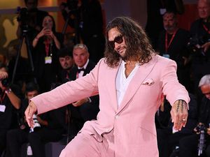 Foto: Gaya Jason Momoa Serba Pink di Karpet Merah, Baju Hingga Kuteks Foto: Gaya Jason Momoa Serba Pink di Karpet Merah, Baju Hingga Kuteks
