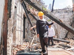 Gercep Khofifah Bangun Grahadi Sisi Barat yang Hangus Dibakar Perusuh Gercep Khofifah Bangun Grahadi Sisi Barat yang Hangus Dibakar Perusuh