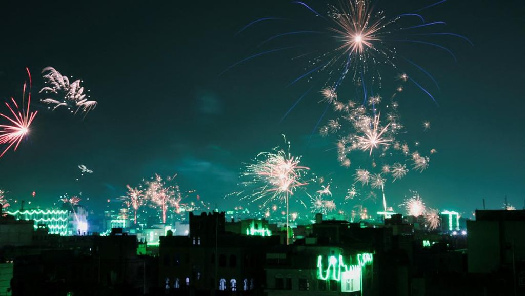 Houthi Meriahkan Maulid Nabi dengan Kembang Api Houthi Meriahkan Maulid Nabi dengan Kembang Api