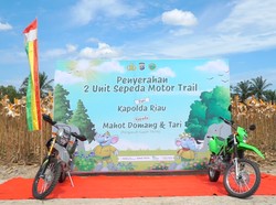 Kapolda Riau Beri Bantuan Motor untuk Pawang Gajah Domang di TNTN