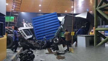 Kontainer Maut Hantam Ciawi: Gerbang Tol Luluh Lantak!