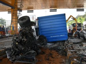 Penampakan Truk Kontainer Hantam GT Ciawi 2, Tiga Gardu Rusak Penampakan Truk Kontainer Hantam GT Ciawi 2, Tiga Gardu Rusak