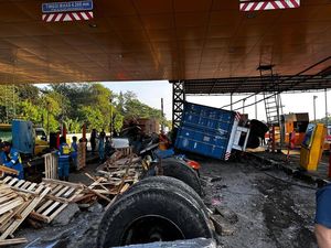 5 Fakta Gerbang Tol Ciawi 2 Porak-poranda Ditabrak 2 Truk 5 Fakta Gerbang Tol Ciawi 2 Porak-poranda Ditabrak 2 Truk
