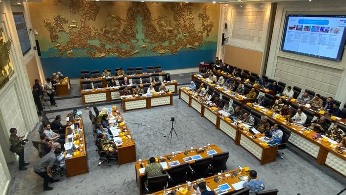 Ketua Komisi VII DPR RI, Saleh Daulay, rapat membahas usulan tambahan anggaran untuk 2026 dari Kementerian Ekonomi Kreatif dan UMKM