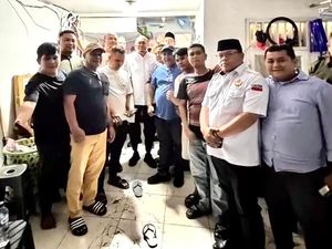 Andre Rosiade Jenguk dan Bantu Perantau Minang Korban Demo di Jakarta Andre Rosiade Jenguk dan Bantu Perantau Minang Korban Demo di Jakarta