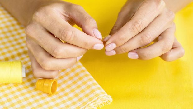 Kuku yang rapuh dan sering patah bisa mencerminkan kekurangan nutrisi. Kondisi ini juga dapat menjadi petunjuk kesehatan tulang.