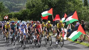 Semarak Bendera Palestina dalam Balap Sepeda di Spanyol