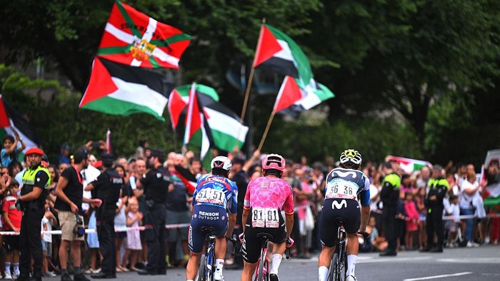 Ketika La Vuelta Jadi Panggung Protes, Apa Kata Sang PM?