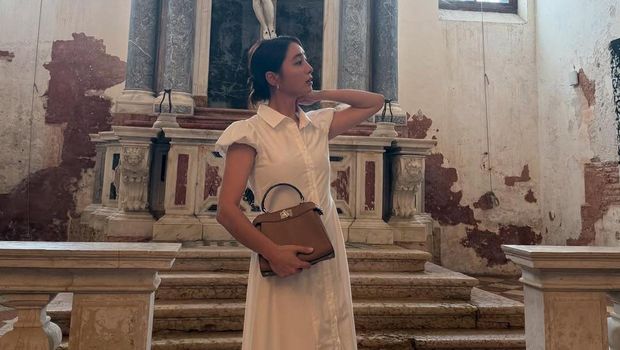 Aktris Lee Min Jung berfoto di sebuah gereja di Venice.