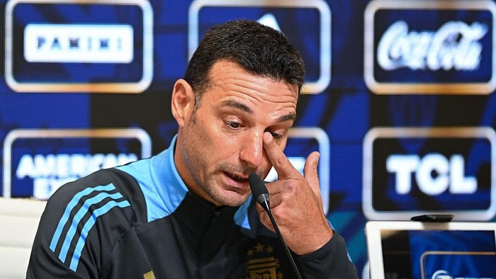 EZEIZA, ARGENTINA - SEPTEMBER 3: Lionel Scaloni Head Coach of Argentina speaks during a press conference at Predio Lionel Andres Messi on September 3, 2025 in Ezeiza, Argentina. Argentina will face Venezuela on September 4th as part of the 2026 FIFA World Cup South American qualifiers. (Photo by Rodrigo Valle/Getty Images)