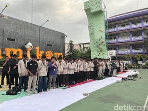 Mahasiswa Amikom Jogja Gelar Aksi 1.000 Lilin untuk Rheza Sendy Pratama Mahasiswa Amikom Jogja Gelar Aksi 1.000 Lilin untuk Rheza Sendy Pratama