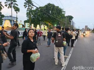 Aksi Kamisan di Magelang, Massa Bagikan Paket Sayuran untuk Warga Aksi Kamisan di Magelang, Massa Bagikan Paket Sayuran untuk Warga