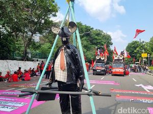 Demo di Patung Kuda, Massa Buruh Bawa Patung Tikus Berdasi Digantung