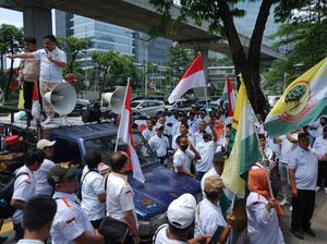 Massa Partai Berkarya Desak Kemenkumham Sahkan Hasil Munas Massa Partai Berkarya Desak Kemenkumham Sahkan Hasil Munas