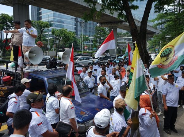 Massa Partai Berkarya Desak Kemenkumham Sahkan Hasil Munas