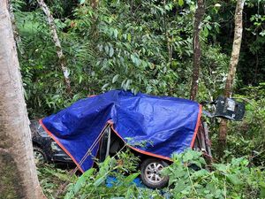 Mobil Muat 5 Penumpang Terjun ke Jurang di Palopo gegara Kabut Mobil Muat 5 Penumpang Terjun ke Jurang di Palopo gegara Kabut