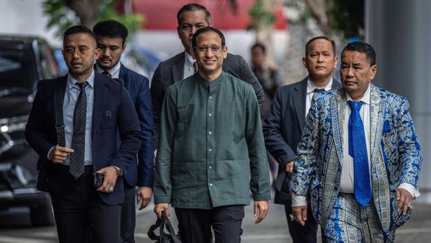 Mantan Menteri Pendidikan, Kebudayaan, Riset dan Teknologi (Mendikbudristek) 2019-2024 Nadiem Makarim (ketiga kanan) didampingi kuasa hukum Hotman Paris (kanan) berjalan menuju ruang pemeriksaan di Jampidsus, Kejaksaan Agung, Jakarta, Kamis (4/9/2025). Kejaksaan Agung kembali melakukan pemeriksaan ketiga terhadap Nadiem Makarim sebagai saksi dalam kasus dugaan korupsi pengadaan chromebook di Kemendikbudristek yang  menghabiskan anggaran Rp9,9 triliun. ANTARA FOTO/Bayu Pratama S