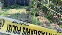 Foto Ladang Ganja yang Ditemukan di Blitar Dipasang Garis Polisi