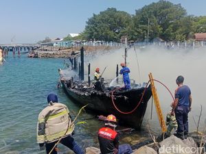 Kapal Terbakar di Dermaga Labuhan Haji Lombok, Nakhoda Lompat ke Laut Kapal Terbakar di Dermaga Labuhan Haji Lombok, Nakhoda Lompat ke Laut