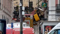 Video: Warga Kibarkan Bendera Setengah Tiang untuk 17 Korban Trem Lisbon