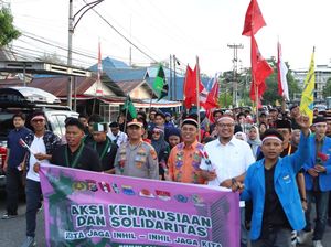 Aksi Solidaritas untuk Affan, Polisi-Mahasiswa di Inhil Bagikan Bunga Mawar Aksi Solidaritas untuk Affan, Polisi-Mahasiswa di Inhil Bagikan Bunga Mawar