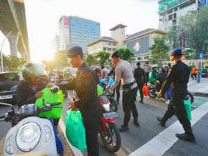 Polri dan KSPSI Gelar Baksos, Bagikan Ratusan Paket Sembako ke Warga