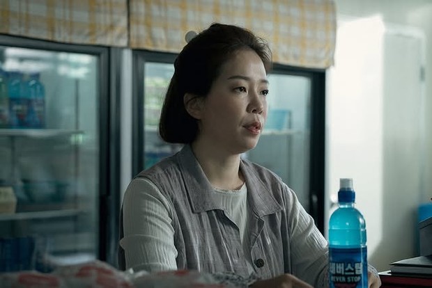 Jung Yi Rang memberikan penampilan istimewa dalam film 'Love Untangled'. Sang aktris memerankan tokoh penjaga toko di dekat sekolah.