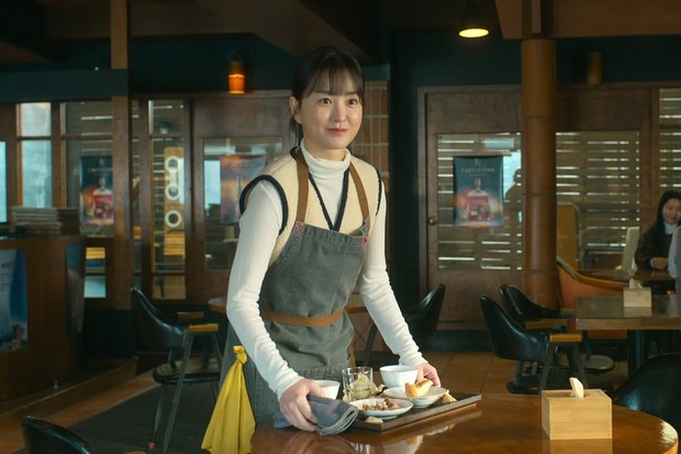 Pancarkan sisi baru, Jung Yu Mi memerankan penjaga cafe di film Love Untangled. Sang aktris mengisi adegan bersama Shin Eun Soo.