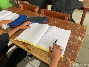 Perjuangan Mencetak Anak-anak Penjaga Eksistensi Aksara Sunda Perjuangan Mencetak Anak-anak Penjaga Eksistensi Aksara Sunda