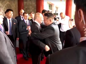 Video: Pelukan Terakhir Putin-Kim Jong Un Sebelum Meninggalkan Beijing Video: Pelukan Terakhir Putin-Kim Jong Un Sebelum Meninggalkan Beijing
