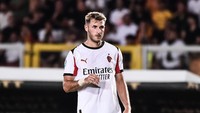 Penyerang AC Milan, Santiago Gimenez, sempat dirumorkan bakal pindah. Hingga jendela transfer ditutup, pemain asal  Meksiko itu tetap bertahan. (Foto: Ivan Romano/Getty Images)