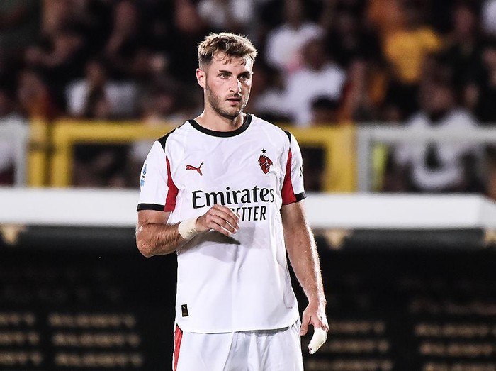 LECCE, ITALY - AUGUST 29: Santiago Giménez of AC Milan during the Serie A match between US Lecce and AC Milan at Stadio Via del Mare on August 29, 2025 in Lecce, Italy. (Photo by Ivan Romano/Getty Images)
