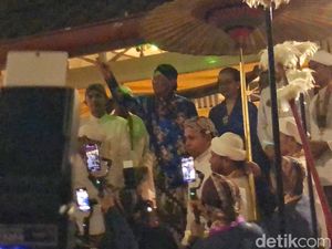 Warga Rebutan Udhik-udhik Sultan HB X Saat Hajad Dalem Sekaten Warga Rebutan Udhik-udhik Sultan HB X Saat Hajad Dalem Sekaten