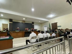 Hakim Larang Wartawan Rekam Sidang Kasus May Day Semarang Hakim Larang Wartawan Rekam Sidang Kasus May Day Semarang