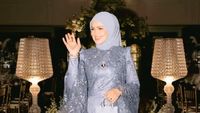 8 Gaya Siti Nurhaliza di Pernikahan Anak Sambung, Bergaun Lace Biru Keabuan
