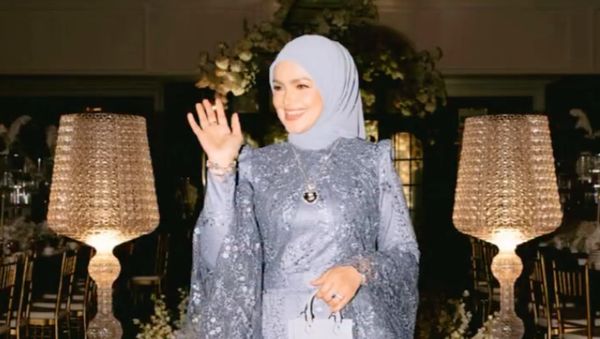 8 Gaya Siti Nurhaliza di Pernikahan Anak Sambung, Bergaun Lace Biru Keabuan