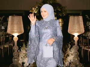 8 Gaya Siti Nurhaliza di Pernikahan Anak Sambung, Bergaun Lace Biru Keabuan