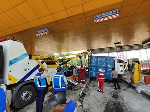 Ditabrak Truk, 3 Gardu Tol Ciawi 2 Belum Beroperasi Malam Ini Ditabrak Truk, 3 Gardu Tol Ciawi 2 Belum Beroperasi Malam Ini