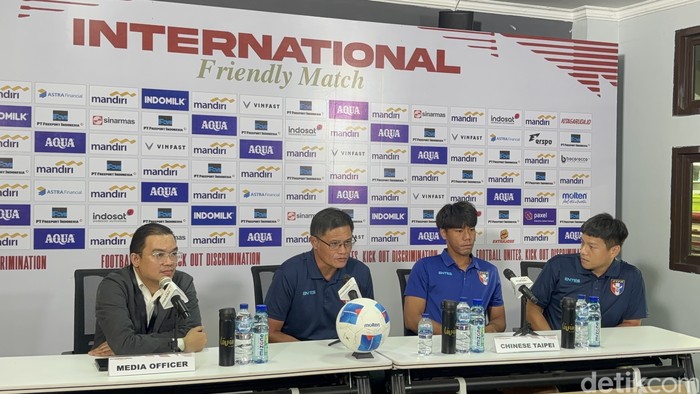 Timnas Taiwan saat konferensi pers jelang lawan Timnas Indonesia di Stadion GBT.