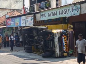 Truk Muatan Ketela Terguling Hantam Warung Mi Ayam di Trucuk Klaten Truk Muatan Ketela Terguling Hantam Warung Mi Ayam di Trucuk Klaten