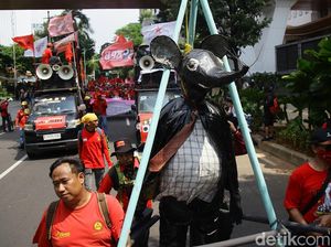 Video: Massa Buruh Demo di Patung Kuda, Bawa Patung Tikus Digantung Video: Massa Buruh Demo di Patung Kuda, Bawa Patung Tikus Digantung