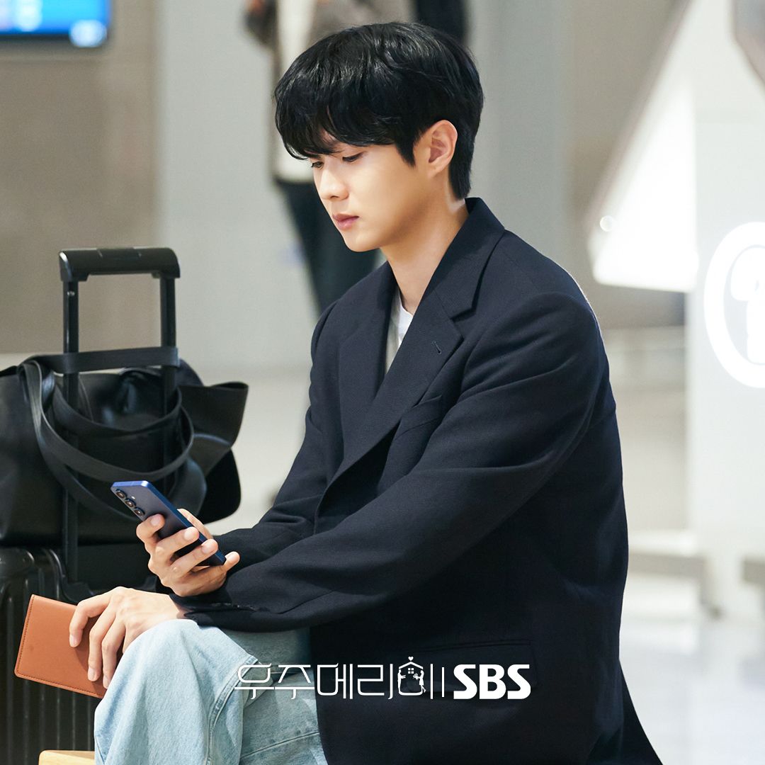 Choi Woo Shik memerankan Kim Woo Joo di drama Korea terbaru SBS Would You Marry Me.
