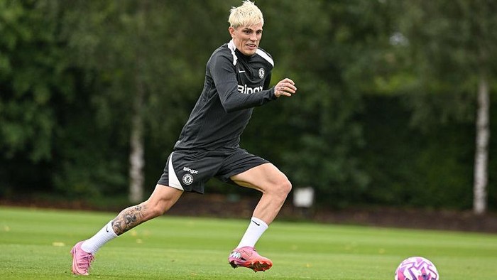 COBHAM, ENGLAND - SEPTEMBER 3: Alejandro Garnacho of Chelsea during a training session at Chelsea Training Ground on September 3, 2025 in Cobham, England. (Photo by Darren Walsh/Chelsea FC via Getty Images)