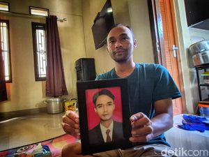 Pilu Keluarga di Sukabumi Tunggu Jasad Heri dari Korea Selatan Pilu Keluarga di Sukabumi Tunggu Jasad Heri dari Korea Selatan