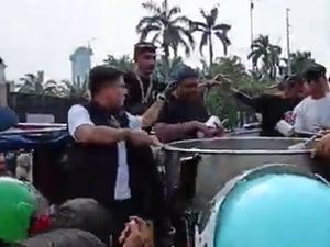 Video: Aksi Bobon Santoso Bagi-bagi Es Teh Gratis ke Pendemo Depan DPR Video: Aksi Bobon Santoso Bagi-bagi Es Teh Gratis ke Pendemo Depan DPR